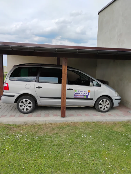 Parking Arkadia — auto pod wiatą garażową