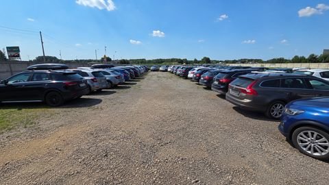 Parking Arkadia — ogrodzony teren, brama wjazdowa